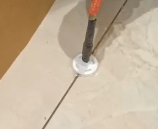 连山瓷砖空鼓维修公司专业解答瓷砖在铺贴过程中，如果没有涂抹均匀到位的粘结材料（如水泥砂浆或瓷砖胶），可能会导致以下问题